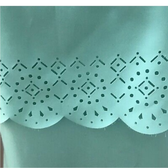 OFFERS
WHBM Stunning Mint Green Sleeveless Dress with Scalloped Hem - Picture 2 of 5